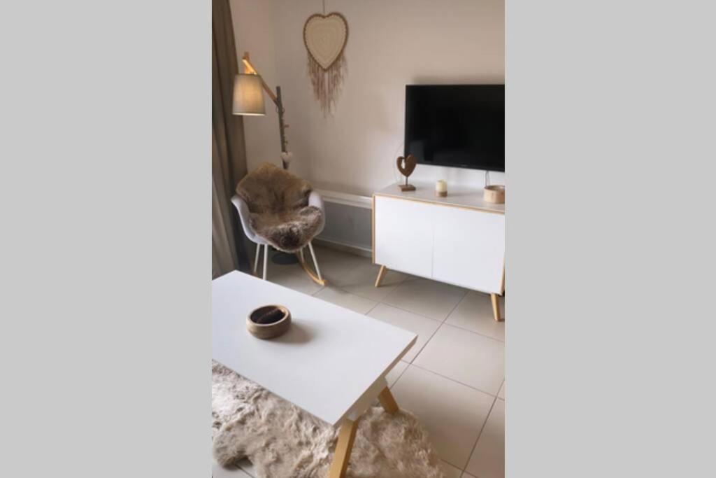 Appartement De Charme Dans Residence Avec Piscine La Joue Du Loup Le Devoluy Luaran gambar