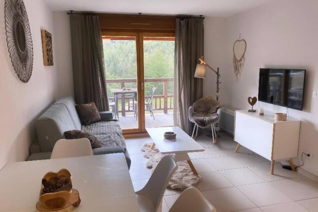 Appartement De Charme Dans Residence Avec Piscine La Joue Du Loup Le Devoluy Luaran gambar