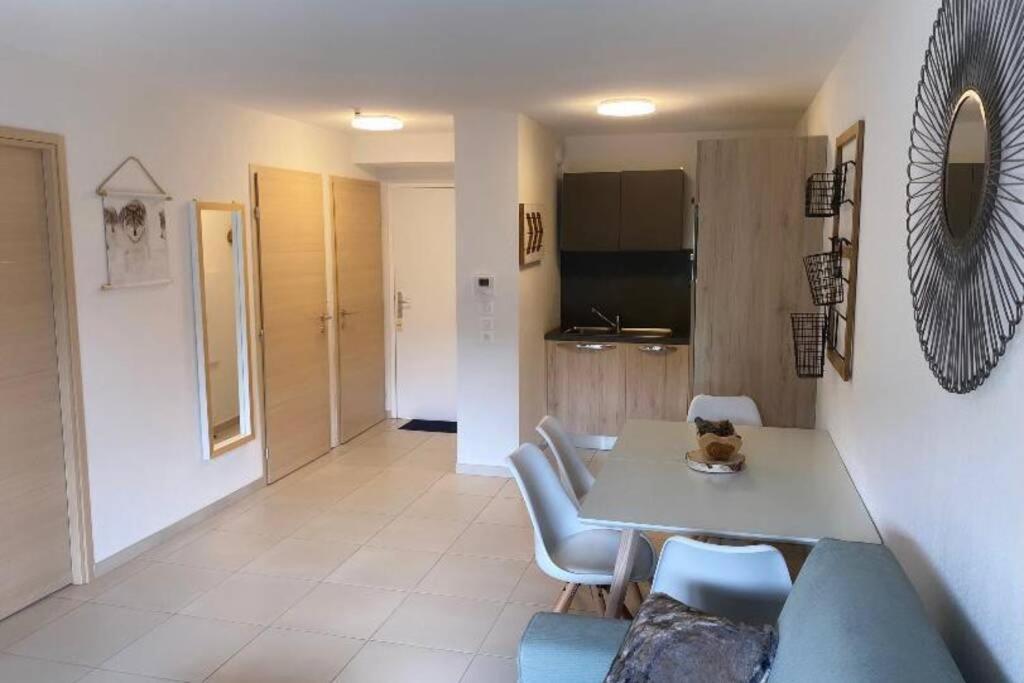 Appartement De Charme Dans Residence Avec Piscine La Joue Du Loup Le Devoluy Luaran gambar